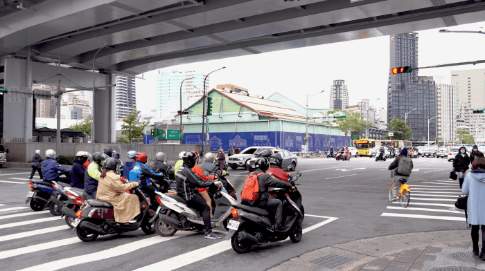 台北市塔城街與鄭州路路口的待轉格，因為要利用兩段式左轉的騎士太多，待轉車輛溢出待轉區域，直接暫停在後方的行人穿越線上。（攝／許家嘉）