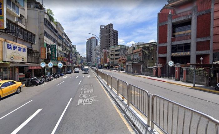 台北市環河南路，有些路段的分隔島加裝鐵欄，有些則沒有。（圖／Google map）