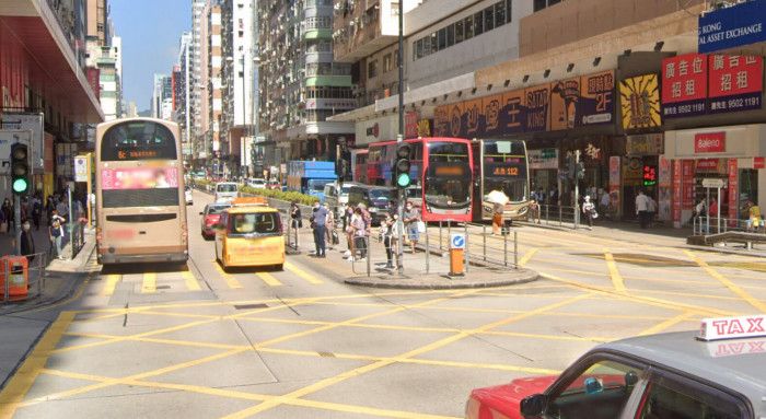 香港油麻地彌敦道是當地繁忙車多的路段，而大部分行穿道都有庇護島設計，路邊也設置圍欄，只提供進入行穿道的開口。（圖／Google地圖）