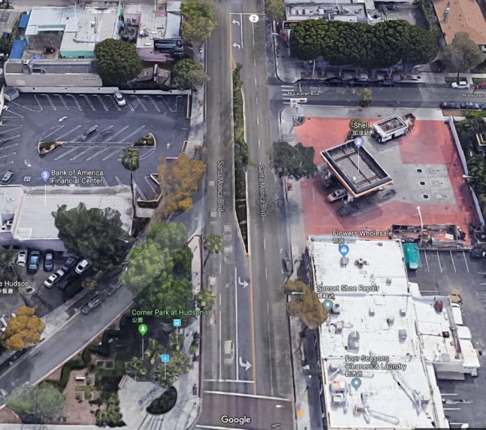 美國西好萊塢的道路「Santa Monica Blvd」，利用分隔島退縮做出左轉車道。（圖／Google Map）