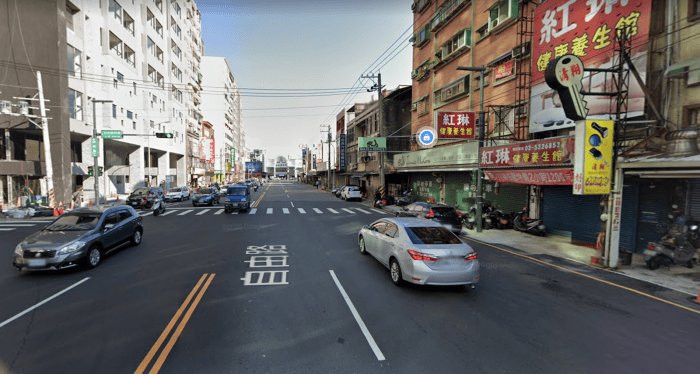 新竹市自由一路外側混合車道為8米，路邊則大多為禁止停車的紅線或黃線。（圖 ／ Google Map）