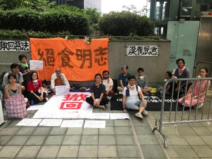 2019年香港發生反送中運動，導演與友人上街抗議。 （圖/應亮提供）