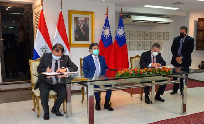 台灣與友邦巴拉圭調整2017年所簽署的雙邊合作備忘錄，以助巴國購買印度疫苗。（圖／巴拉圭政府）