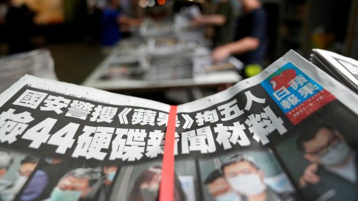 6月17日，香港蘋果日報5名高層涉嫌違反香港國安法被捕，並於6月24日出版最後一份實體報紙，為創刊26年的《蘋果日報》寫下句點。（圖／美聯社）