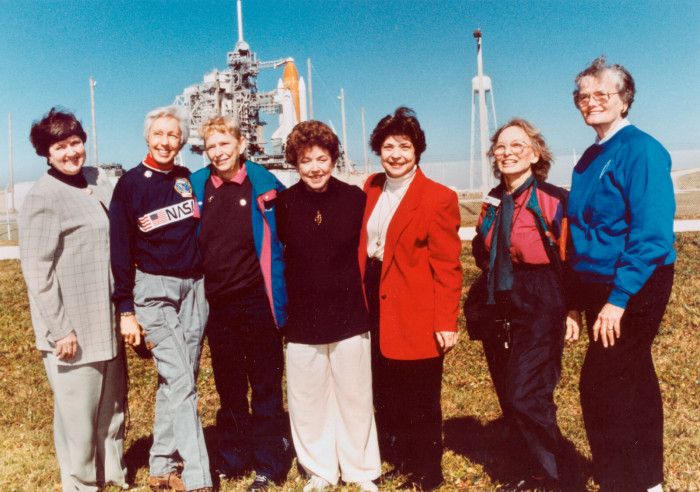 沃利・馮克（Wally Funk；右二）是「水星13號」的受訓太空人之一，當時因為性別原因，她們都無法進入太空。圖／NASA via AP