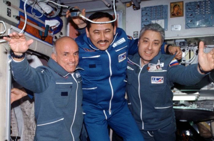 首位太空旅行的富商丹尼斯・蒂托（Dennis Tito；左一）到訪國際太空站「和平號」。圖／NASA（CC0）
