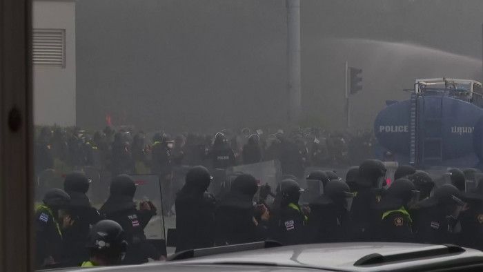泰國警方在示威中出動水泡車、橡膠子彈來驅散示威者。（圖／公視新聞網）