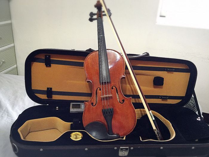 Kasin將大學時期買的小提琴，送給了一位想學習音樂的網友。（圖／Kasin提供）