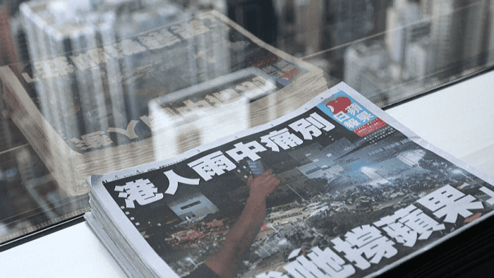 2021年6月24日香港《蘋果日報》停刊號頭版，刊登讀者前往大樓外雨中痛別的照片。圖／公視新聞資料畫面