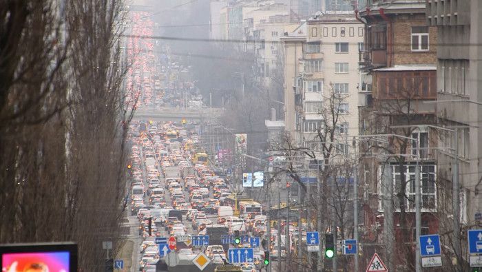 俄軍進犯烏克蘭首日，首都基輔居民開車逃難，道路壅塞看不到盡頭。圖／美聯社