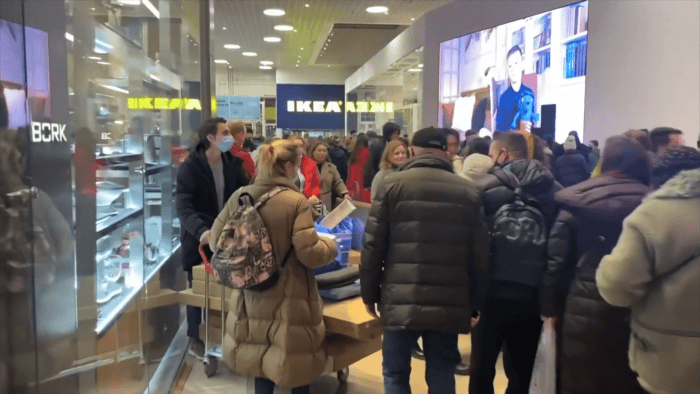 IKEA在三月上旬宣布暫停在俄羅斯的業務，引起當地民眾搶購。（圖／美聯社）