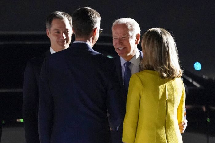 美國總統拜登23日飛往比利時布魯塞爾，參加北約緊急峰會。（圖／美聯社）