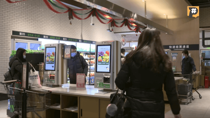 中國京東集團旗下七鮮超市設置智慧收銀機台，取代傳統賣場實體收銀台。圖／公視紀錄觀點《大賣場：帝國的殞落》
