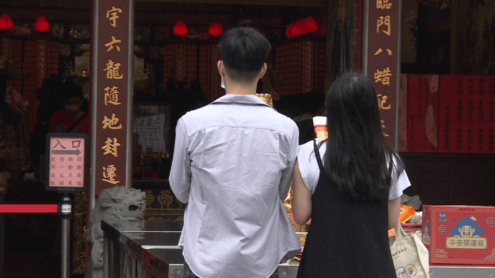 台北霞海城隍廟外祭拜月老的男女。（攝影／李金龍）