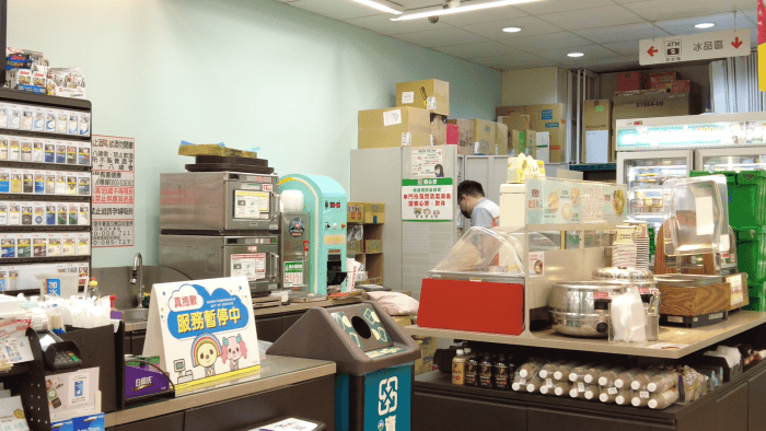 記者於深夜走訪台北市信義區多家連鎖超商，皆為一人值班。