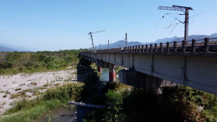 鐵路橋梁新秀姑巒溪橋40根電杆斷裂、傾倒。