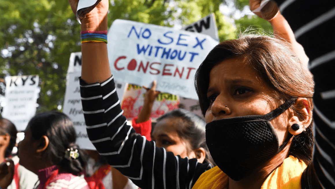 2019年在印度的海得拉巴，一名職業是獸醫的27歲高種姓女子遭到性侵謀殺，民眾上街抗議。畫面來源：AP