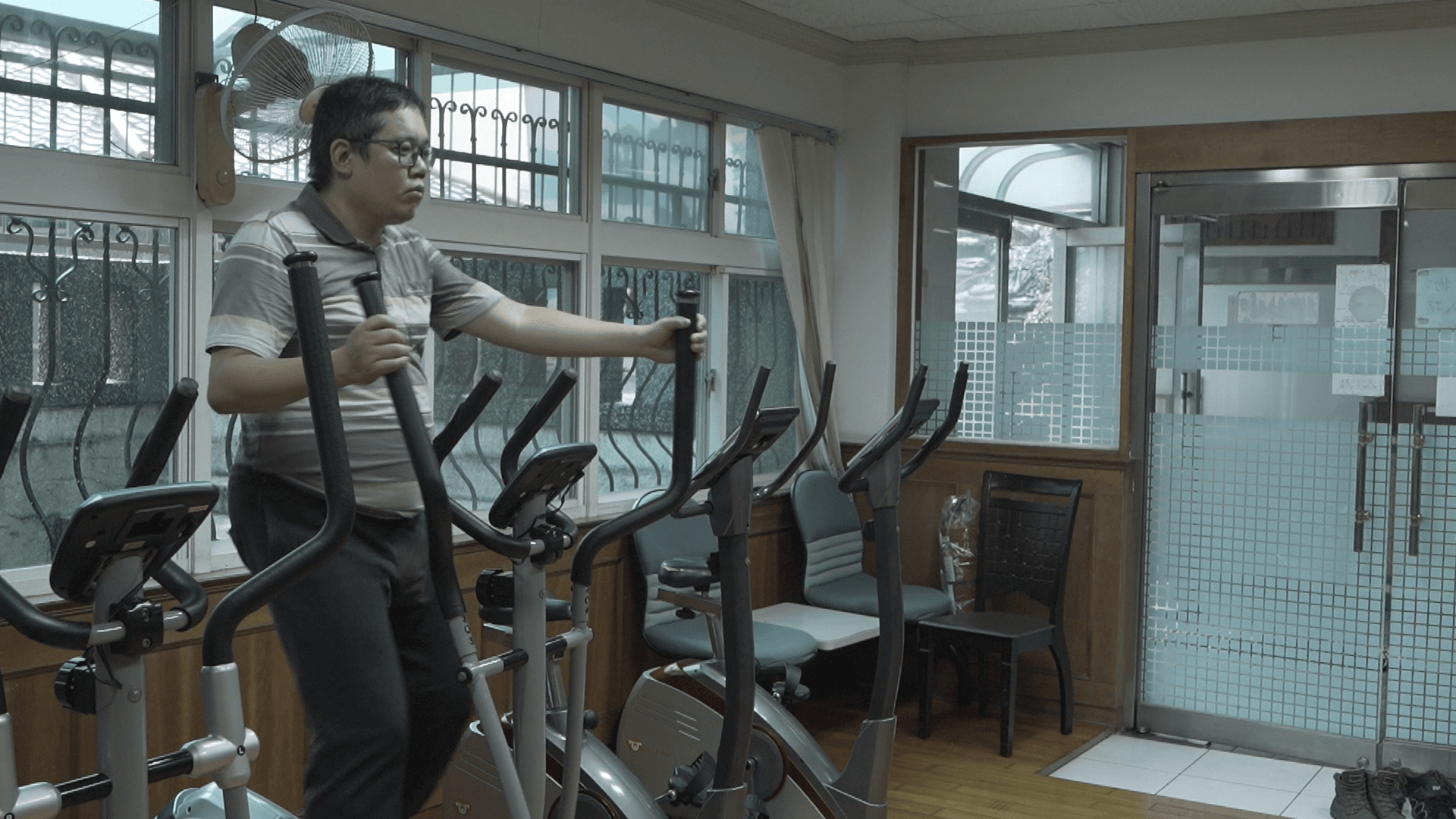 楊明瑞定期會去社區中的健身房運動。