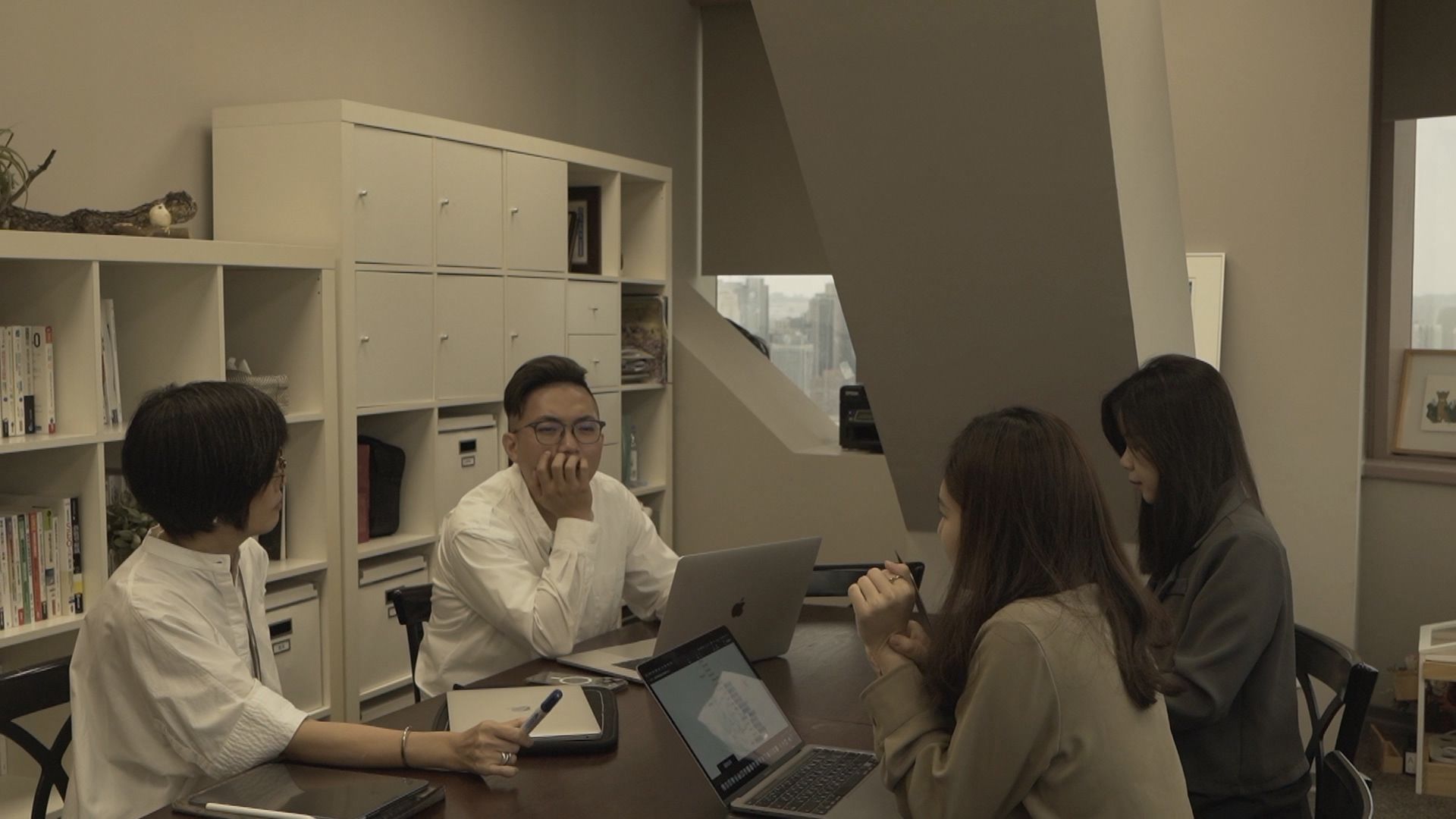 王麗蓉的團隊共5名成員，租用小而美的共享空間辦公。（攝影／許家嘉）