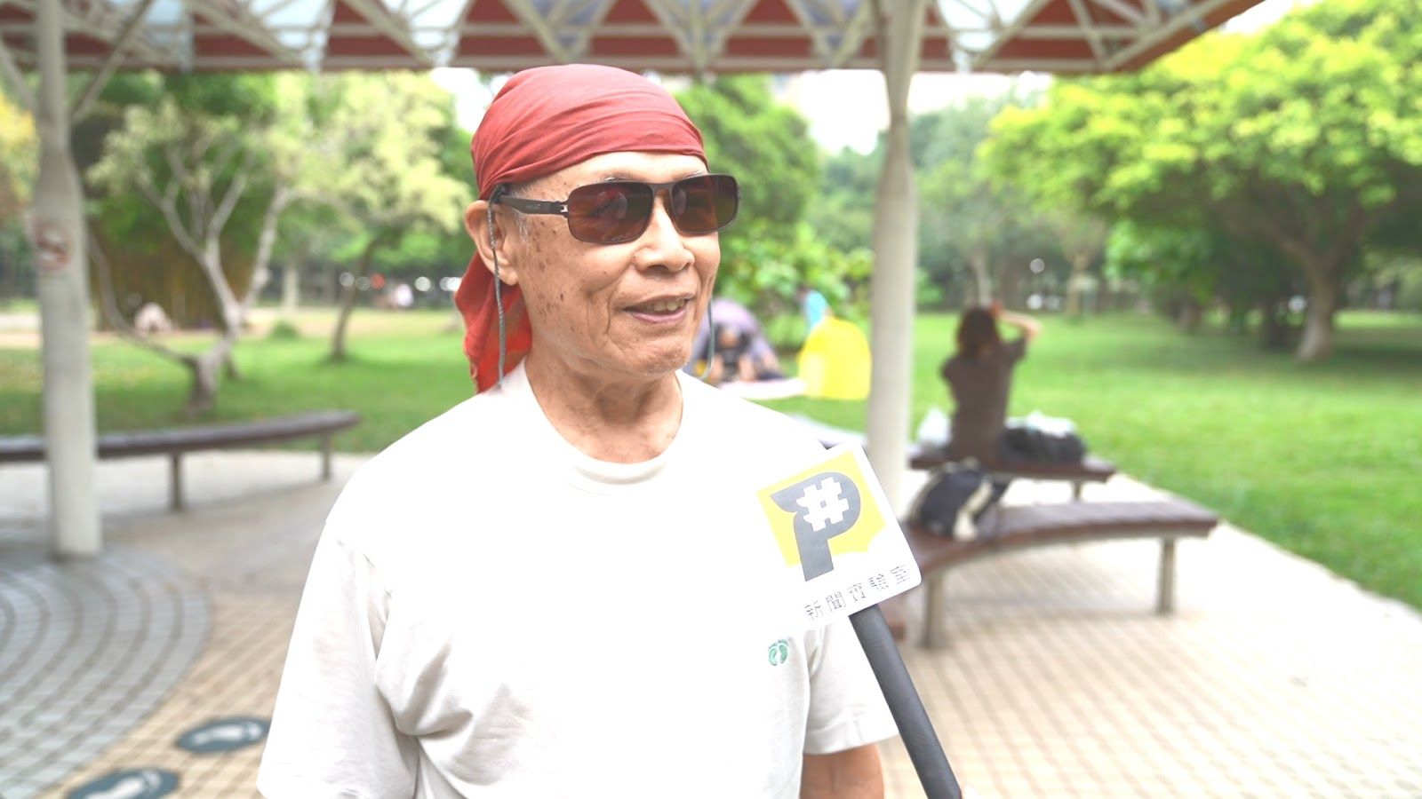 已經85歲的郭先生，每天都會去大安森林公園做運動，他坦言市民餵食野生動物，早在十多年前就經常發生。（許家嘉／攝）