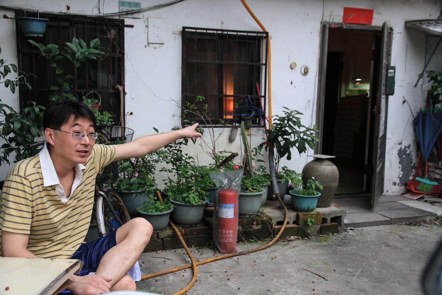 2013年陳孝明的老家，時常聚集聲援抗爭的學生、記者到訪，昔日談笑風生模樣，在身心俱疲的拆遷、爭訟過程中，已不復返。（照片提供／曾原信）