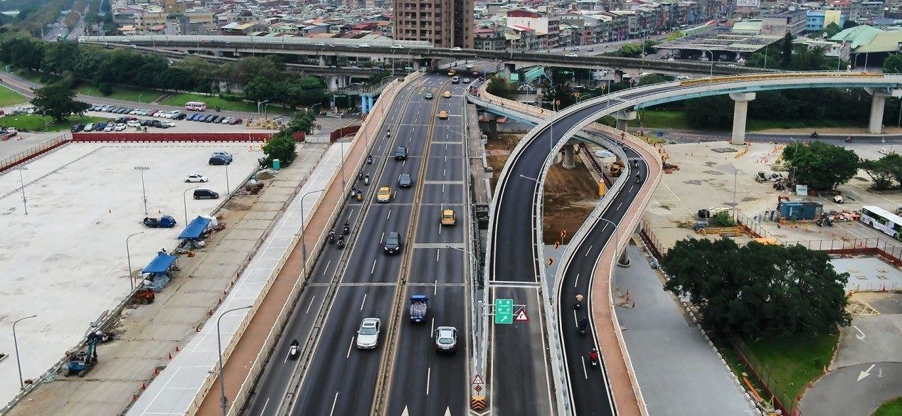  連結台北市萬華區與新北市中和區的華中橋，機車道為了閃過匝道的橋墩，呈現Omega(Ω)形狀，也是機車肇事熱點。(圖/台北市政府)