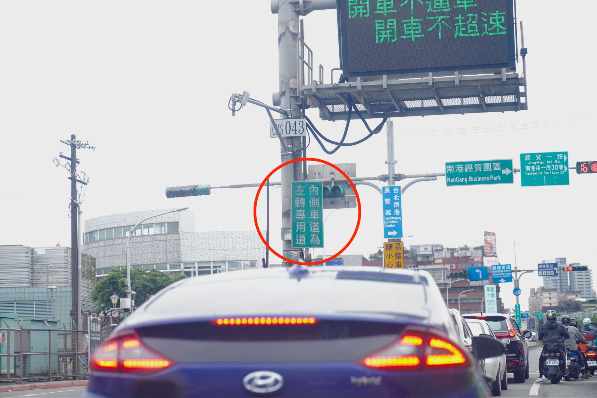 車道旁僅有一個不顯眼的文字告示牌，告知內側為左轉專用道（攝／梁駿樂）