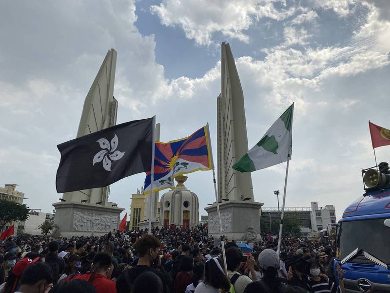 泰國學運中，民眾高舉香港革命黑旗、藏獨與台獨旗，展現共同反對極權的意志。（圖／取自twitter帳號@fradicioni）