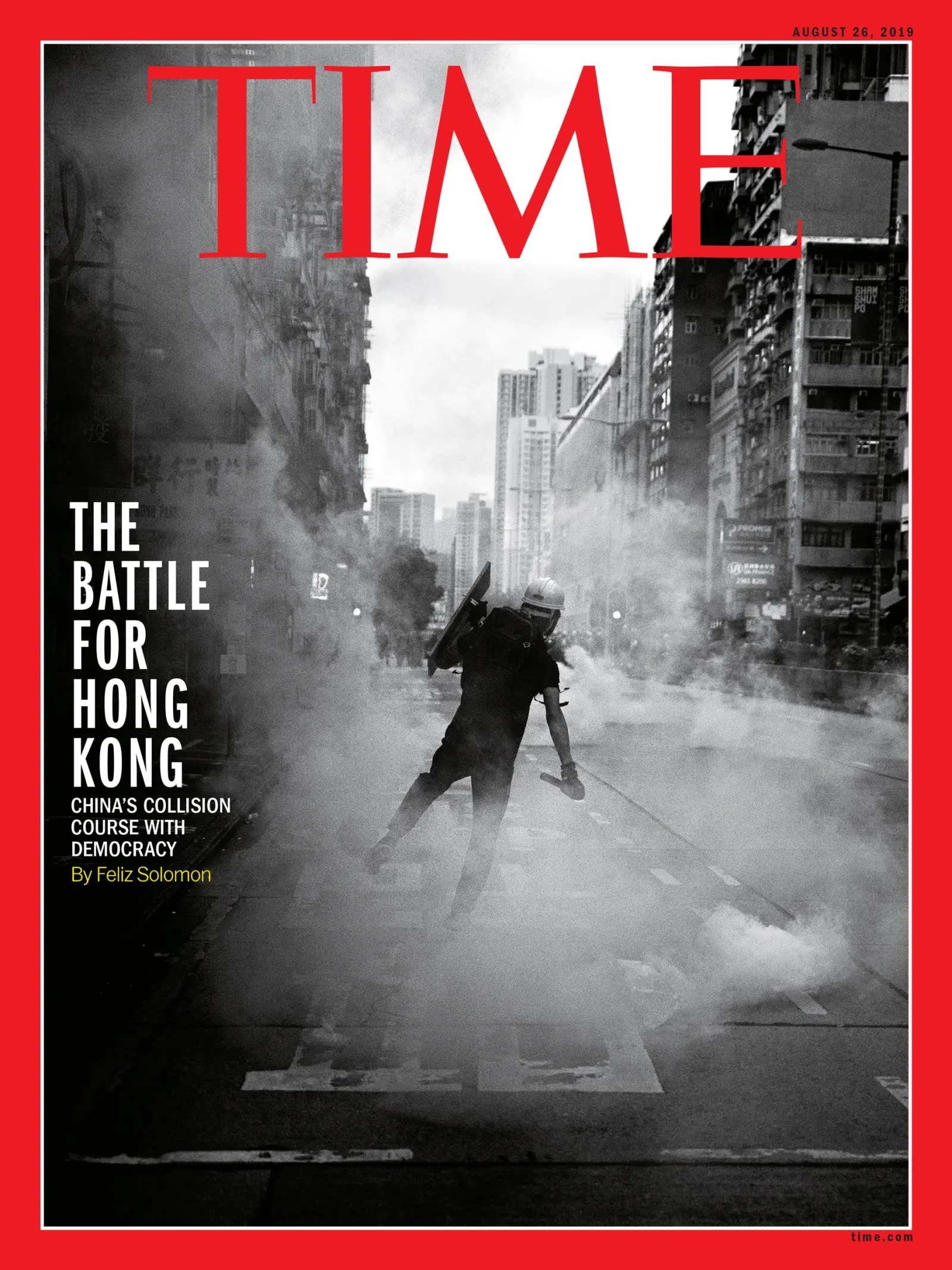 香港示威者以黑衣、黃頭盔、蒙面的姿態登上各大國際媒體，「Hong Kong protesters」成為對抗極權的代名詞。（圖／TIME）